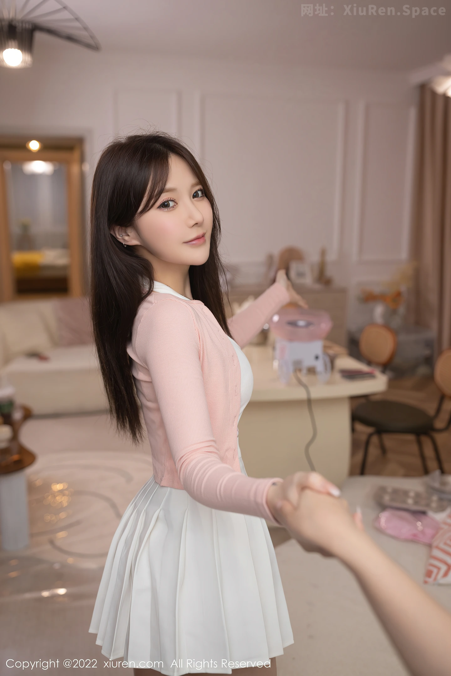 图片[3]-[XiuRen秀人网]VOL.5008 模特鱼子酱Fish三亚旅拍厨娘角色粉色围裙秀完美身材诱惑写真82P-秀人网官方网站